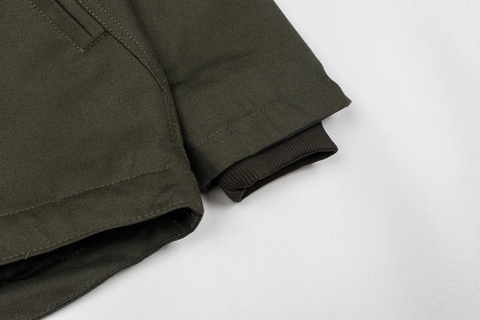 165 Carhartt Carhartt counter Same Style 106432 cotton jacket original 1:1 version Weight: 12 ounces Material: 99% cotton/1% spandex Canvas Details: corduroy trim collar quilted nylon lining, easy to put on and take off, insulated and warm, using Rugged Flex® elastic technology allows for easy movement. Loose fit. Front handwarmer pockets. Double pleats on the back to provide extra stretch at the shoulders. Internal ribbed windproof cuffs to help protect against cold weather. Adjustable hem for added coverage. Two front lower pockets. Two interior pockets; one with hook and loop closure, the other with a secure zipper. Style number: 106432#. Color: Olive Green. Black. Yellow. Dark Brown. Size: S-XL